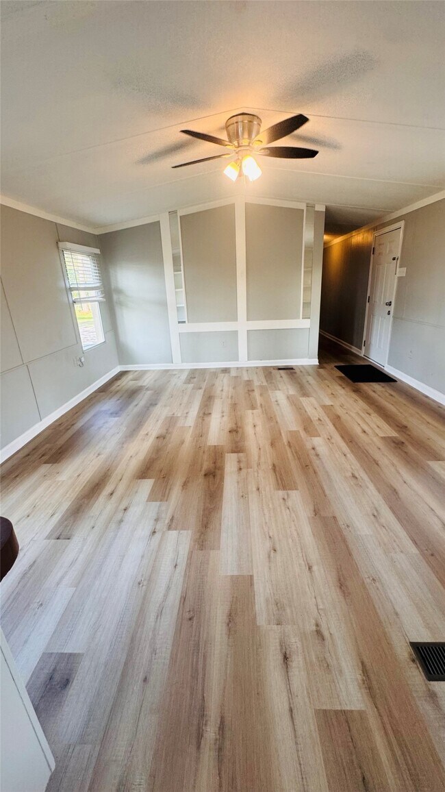 Foto del edificio - 22718 Stockdick School Rd