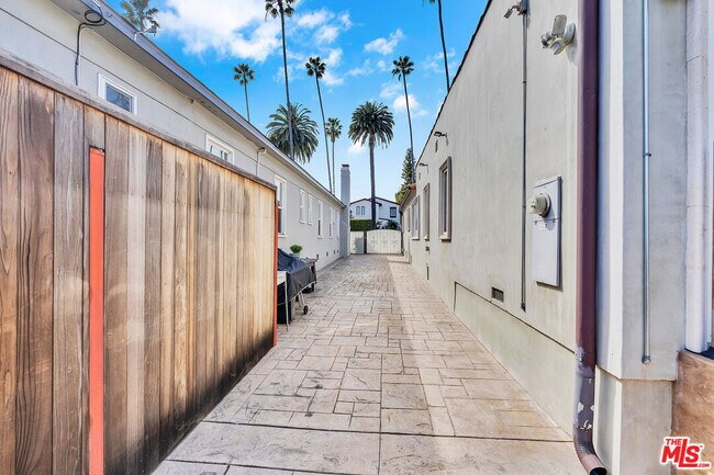 Foto del edificio - 326 N Doheny Dr