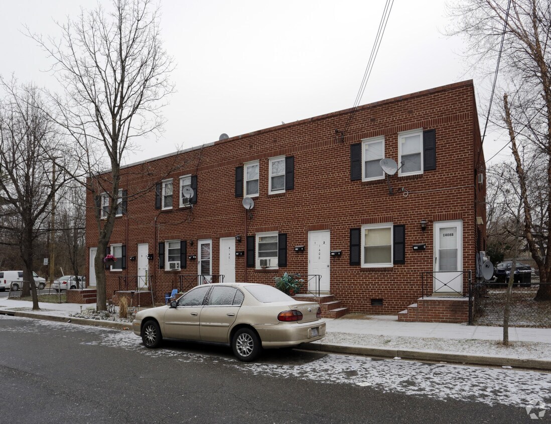 Building Photo - 1404-1408 Young St SE