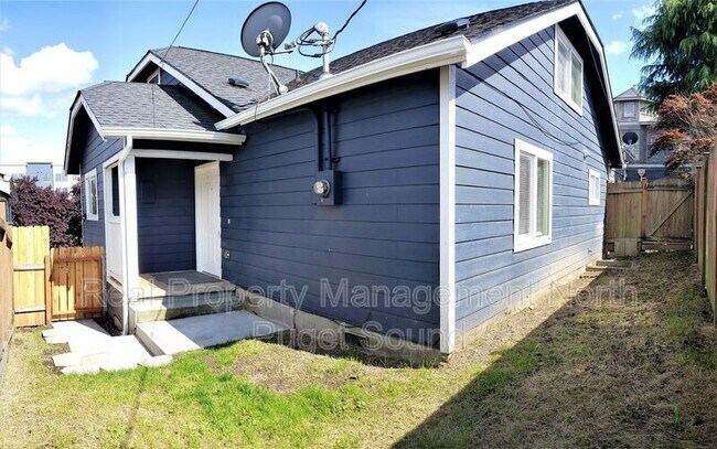 Building Photo - 3210 Lombard Ave