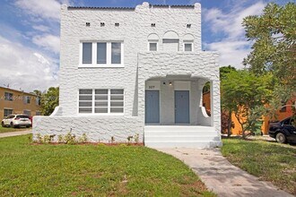 Building Photo - 327 SW 20th St
