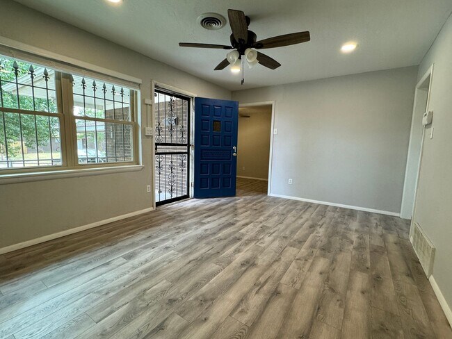 Building Photo - 711 SW Ranch Oak Blvd