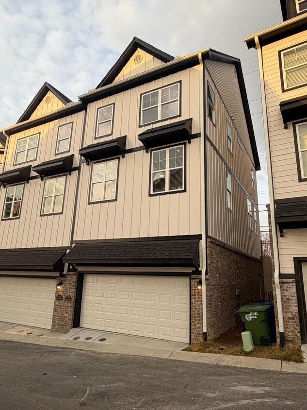 BRAND NEW TOWNHOMES AVALIABLE NOW - BRAND NEW TOWNHOMES AVALIABLE NOW