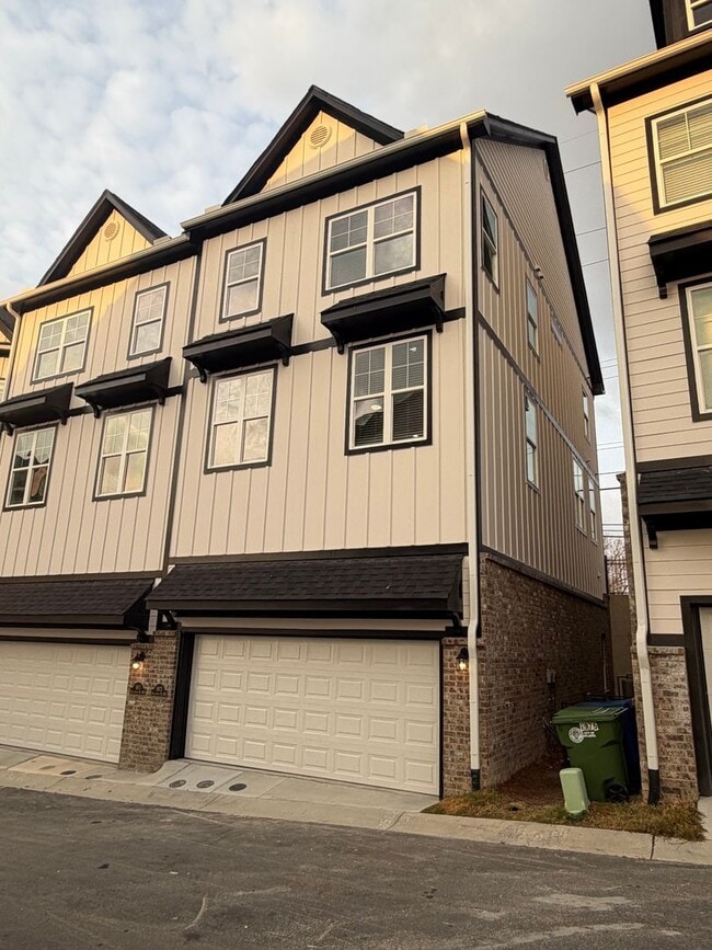 BRAND NEW TOWNHOMES AVALIABLE NOW - BRAND NEW TOWNHOMES AVALIABLE NOW