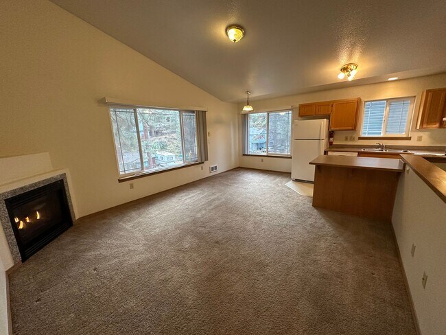 Foto del edificio - Westside 3 Bdrm, 2 Bath Townhouse close to COCC!  All Appliances, Washer/dryer hookups, Single ga...
