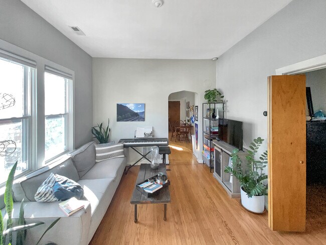 Foto del edificio - 2137 N Maplewood Ave