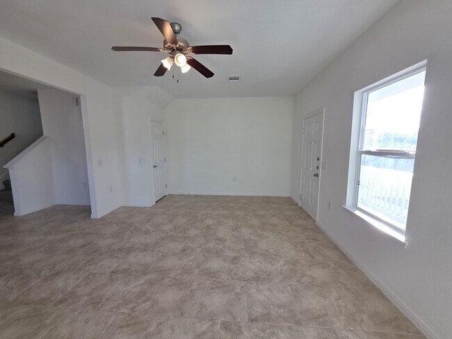 Building Photo - 3 Bedroom-2.5 Bath-2 car garage, Ready for Move in