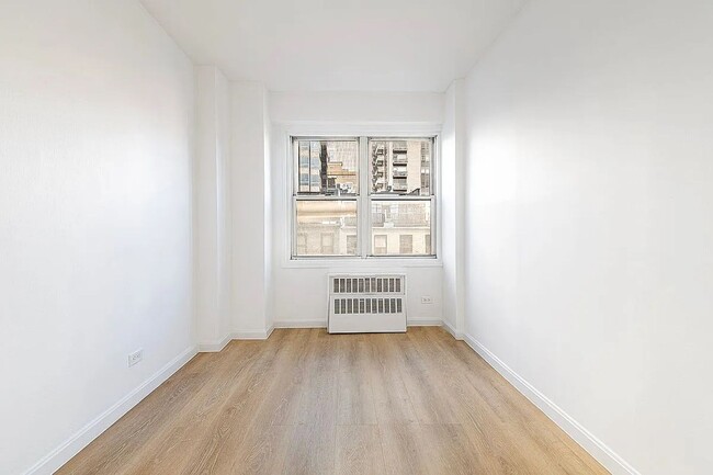 Building Photo - Freshly Painted 1Bed 1Bath Available