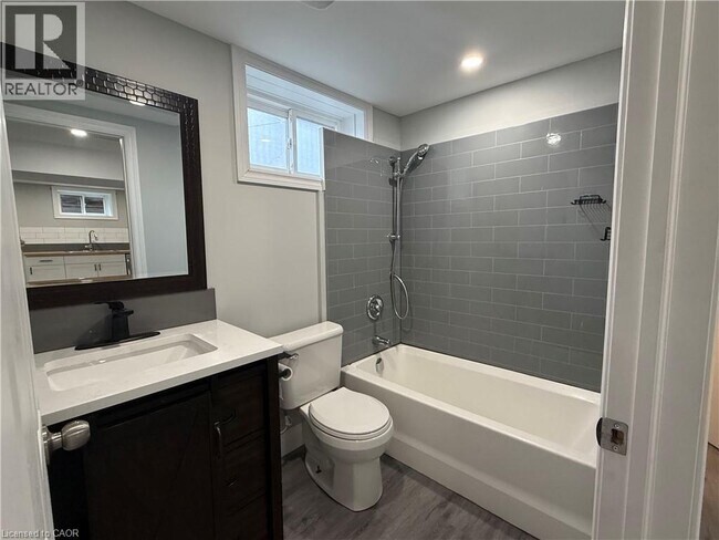 Photo du bâtiment - 198 Glennie Ave