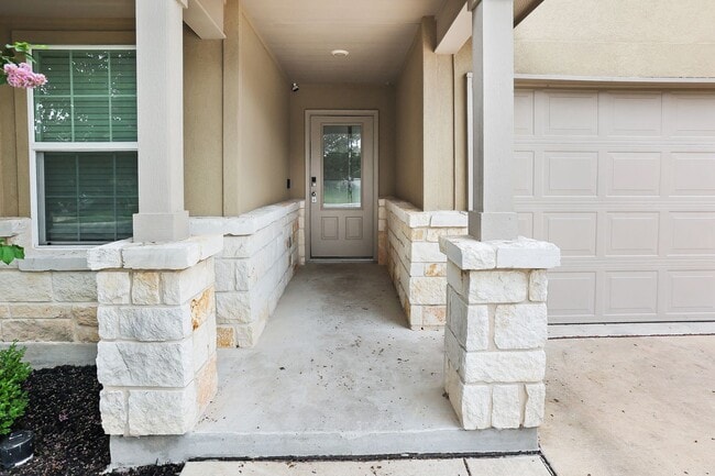 Building Photo - 4 Bedroom 2 Bathroom located in Redbird Ra...
