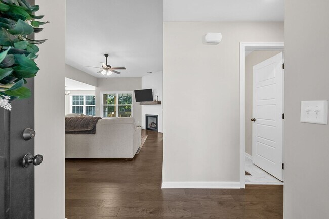Building Photo - 3 Bedroom 2 Bath Dog Friendly Home For Rent!