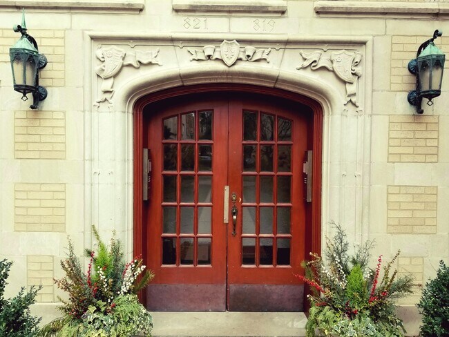 Foto del edificio - 821 Forest Ave