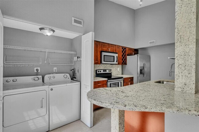 Foto del edificio - 2810 N Oakland Forest Dr