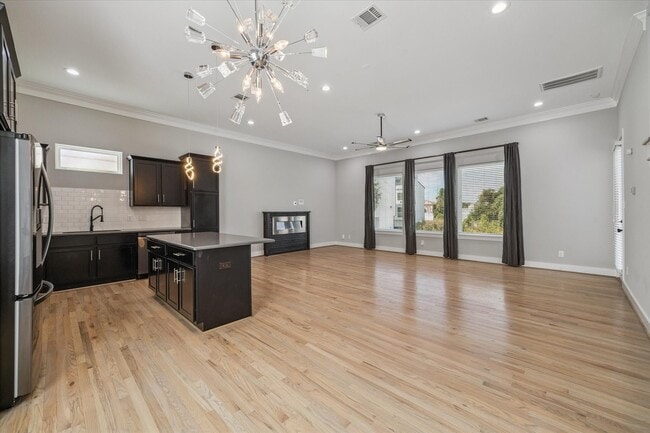 Foto del edificio - 1544 W 23rd St