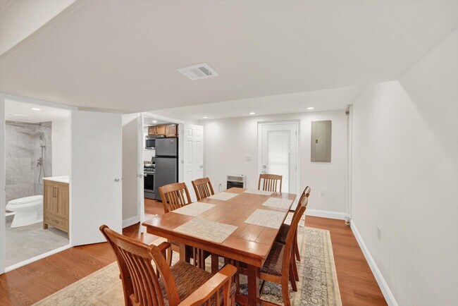 Foto del edificio - 5119 Niagara Pl