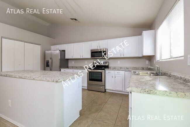 Building Photo - Gorgeous 4 Bed/2 Bath home located in Surp...