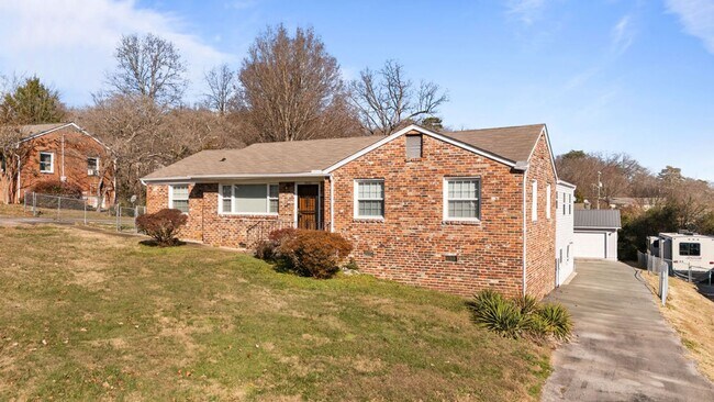 Building Photo - Updated 3bd/2bth home with Remodeled Master Suite & Prime Location!