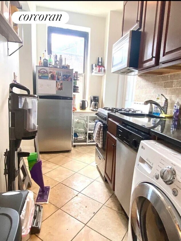 Foto principal - 235 E 4th St