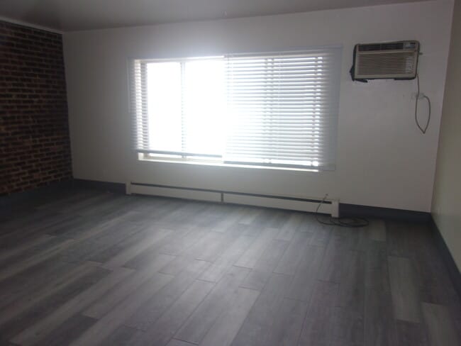 Building Photo - 567 N Pine Ave