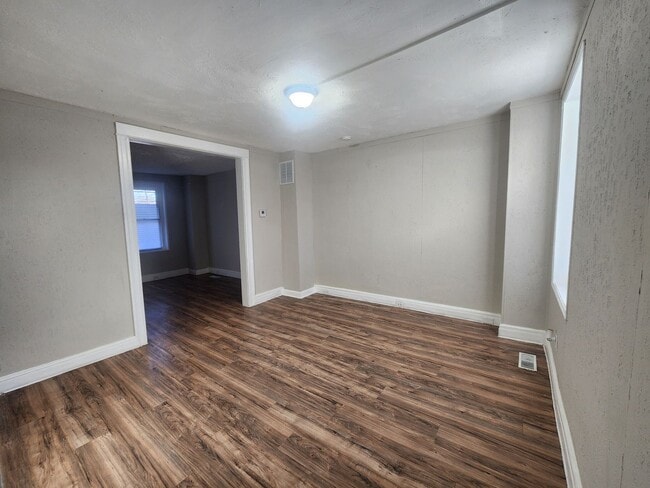 Building Photo - Charming 2 Bedroom Home with Backyard & In-Unit Washer/Dryer