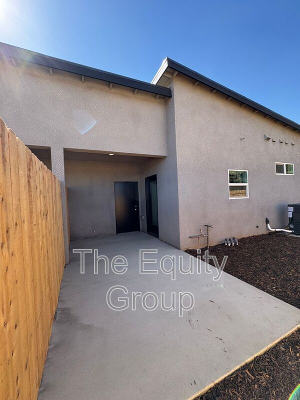 Building Photo - 4114 E Kaweah Ave