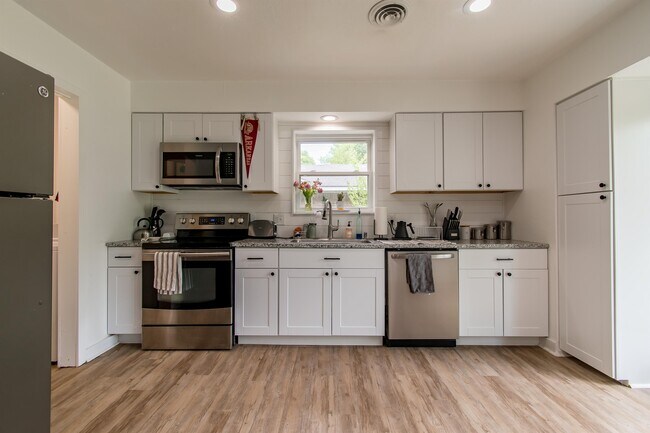 Foto del edificio - 2332 S Clover Dr