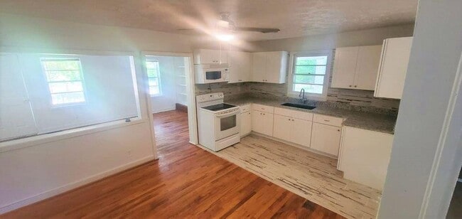 Building Photo - 2165 Rosebud Rd