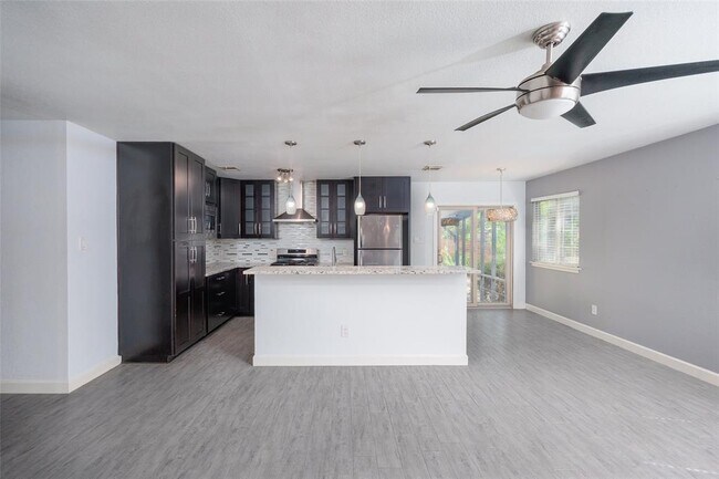 Building Photo - 802 Prince Valiant Dr
