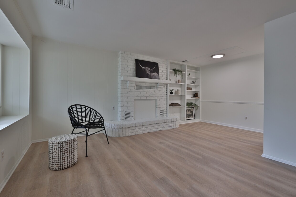 Amplio salón con chimenea - 11849 Ramsdale Ct