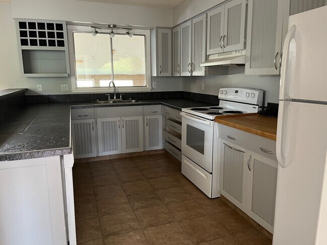 Photo du bâtiment - 3 Bed 1 Bath Unit in Blackfalds, AB