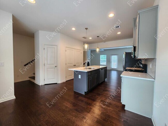 Building Photo - 661 Providence Pl SW