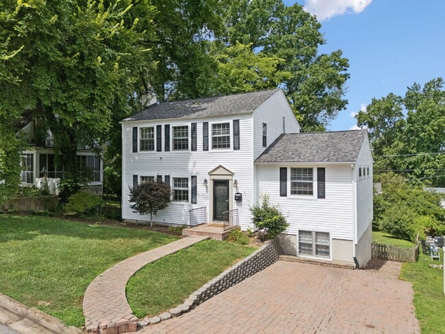 Building Photo - 165 E Glenwood Dr