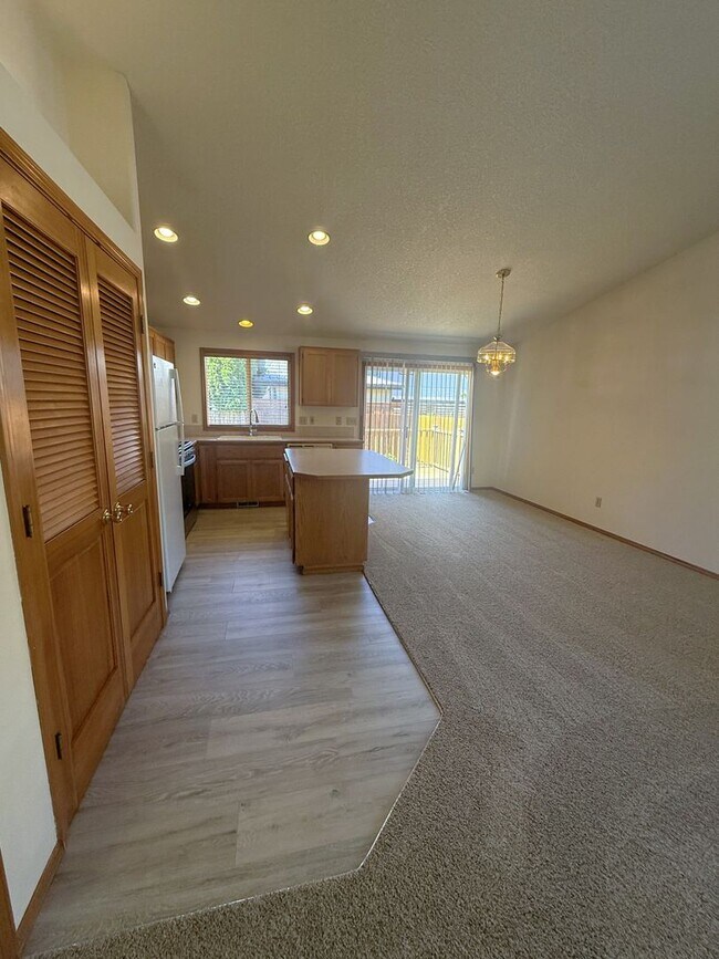Building Photo - Updated 3B/2Ba Ranch in Five Corners!