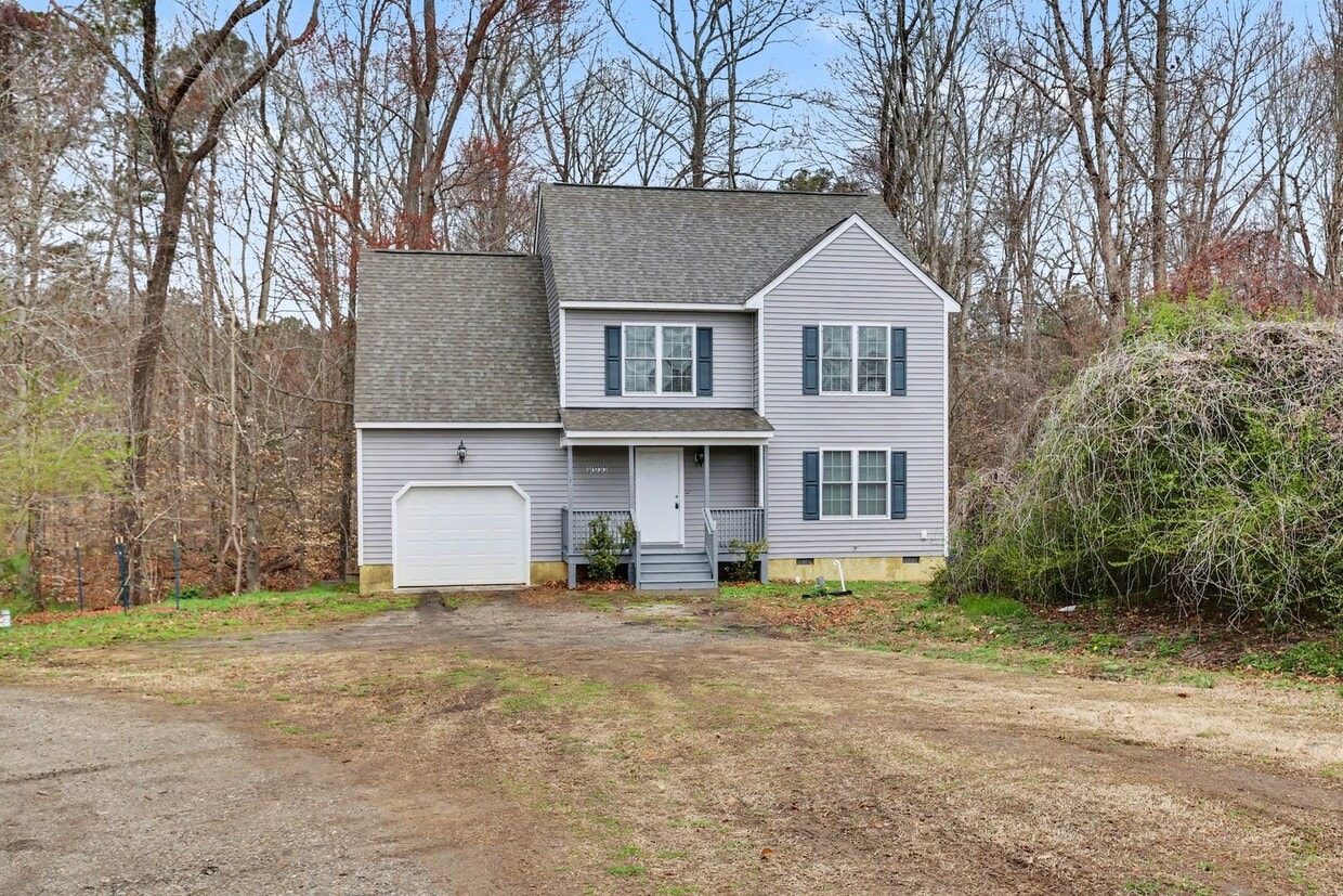 4-bedroom, 2.5 bath with wooded view! - 4-bedroom, 2.5 bath with wooded view!
