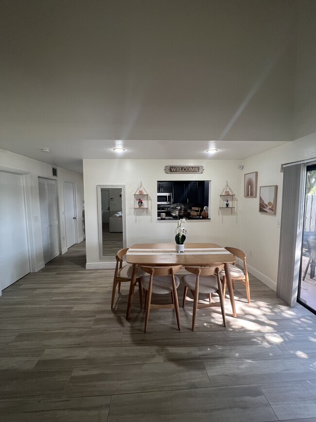 Dining area - 3304 NW 101st Ave