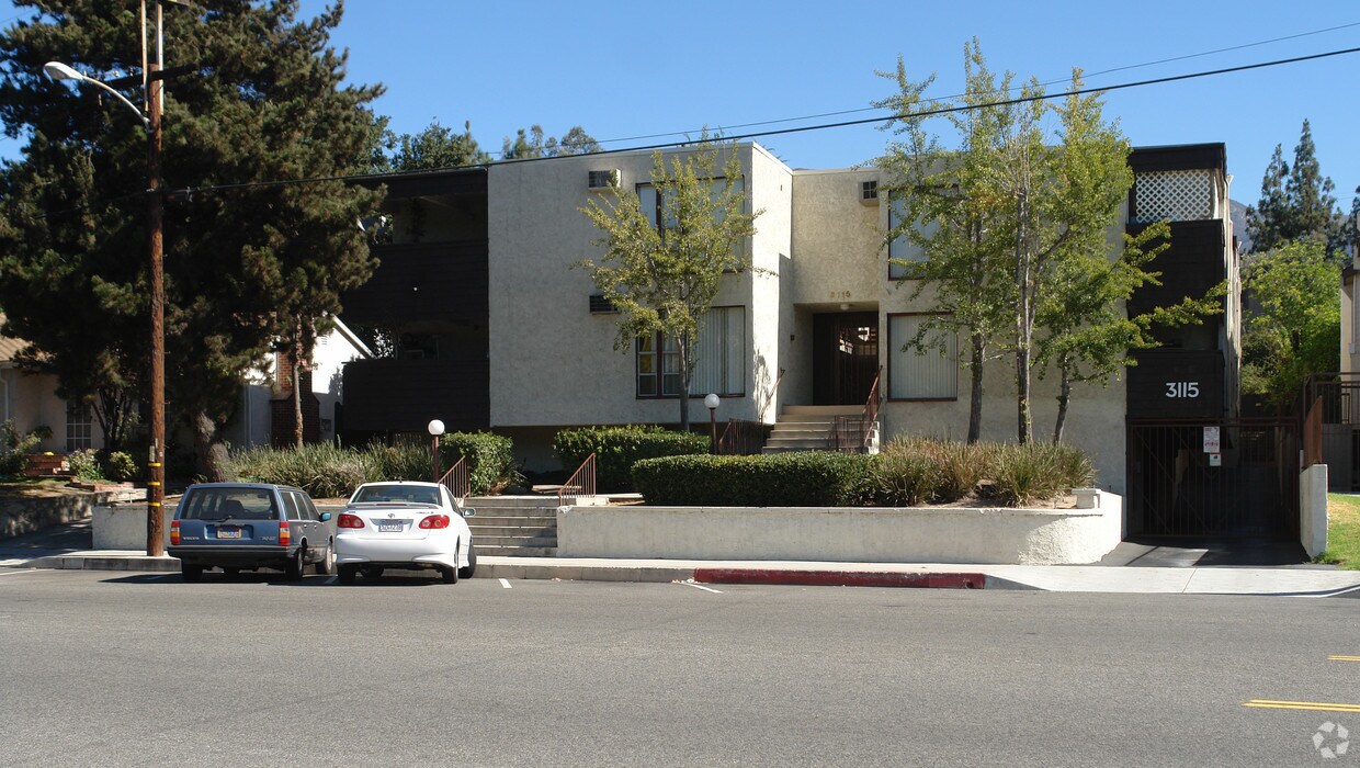 Foto del edificio - 3115 Montrose Ave