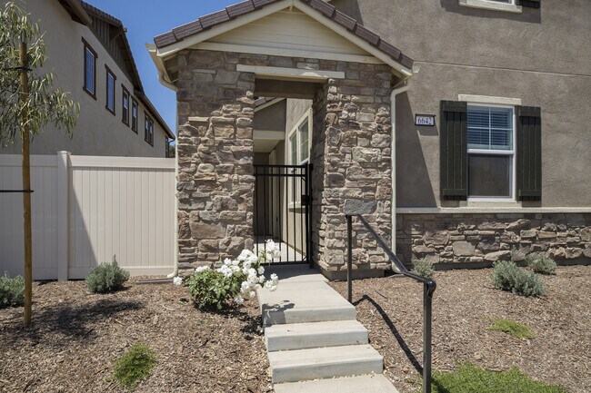 Foto del edificio - 3 Bedroom Standalone Townhouse w/ 2-Car Ga...