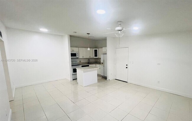 Foto del edificio - 9743 W McNab Rd