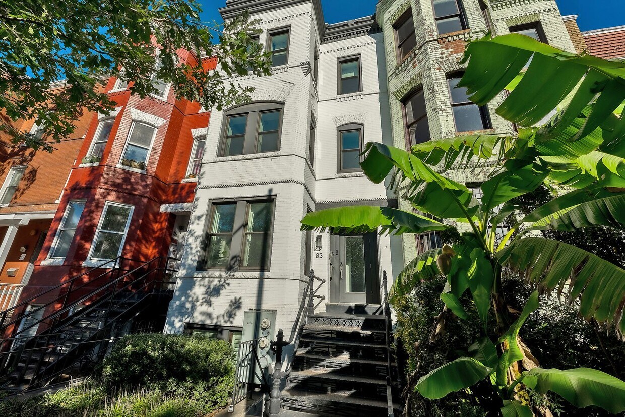 Primary Photo - Top floor 2 level 2br 2.5ba TH in Shaw for...