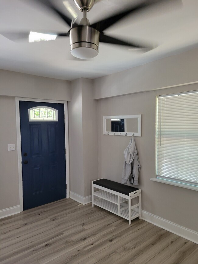 Entrada - 1503 20th St NW