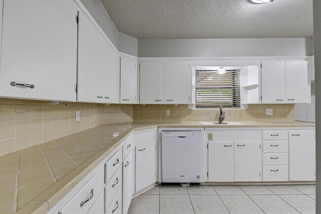 Foto del edificio - 803 Rosewood Dr
