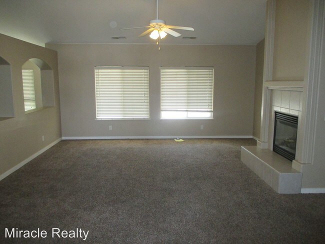 Building Photo - 2438 Bay View Dr