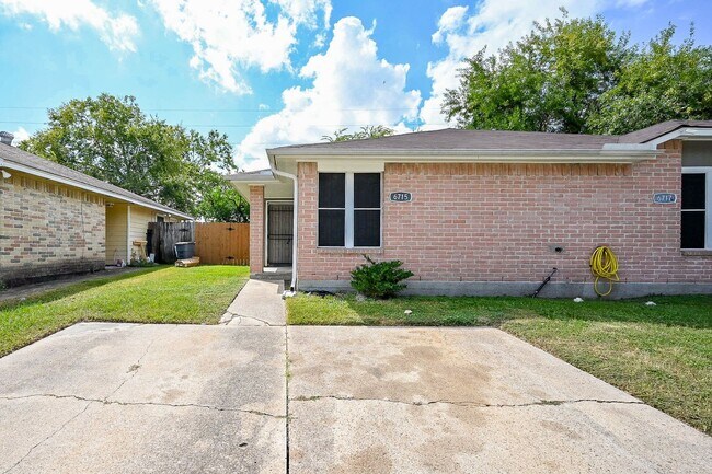 Photo - Charming 2 beds/2 baths duplex with privat... House