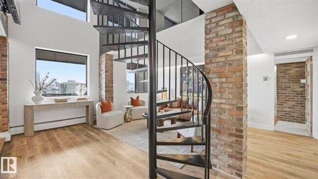 Photo du bâtiment - 10160-10115 115 St NW