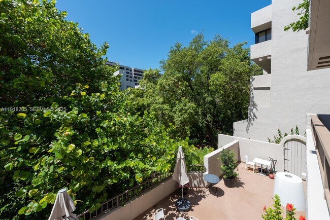 Foto del edificio - 141 Crandon Blvd