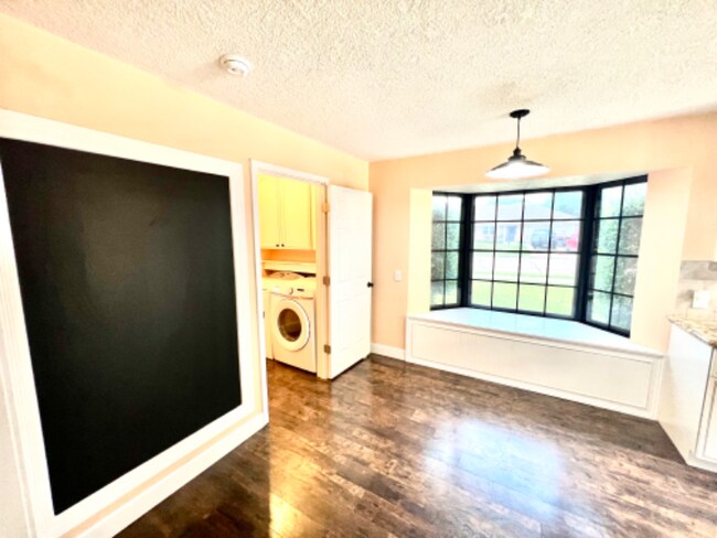 Foto del edificio - 5229 Meadow Pl Dr
