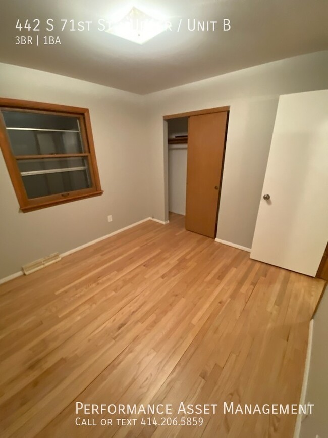 Foto del edificio - Charming 3BD/1BA West Allis Upper Unit