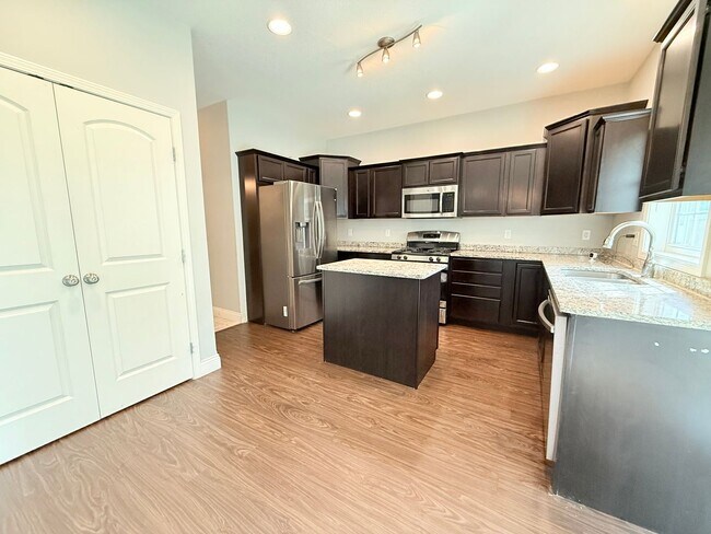 Foto del edificio - Incredible 4 bedroom house in Fox Creek!