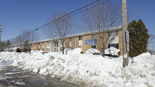 Building Photo - Mano Realty Apartments