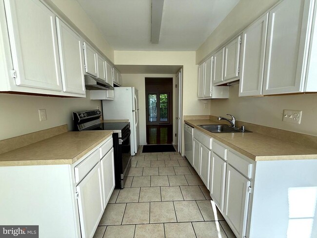 Building Photo - 11 Wimbledon Ct